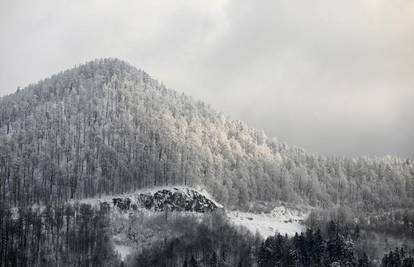 Slabog snijega bit će u gorju, a na Jadranu pretežno sunčano. Vjetar otežava promet na A6