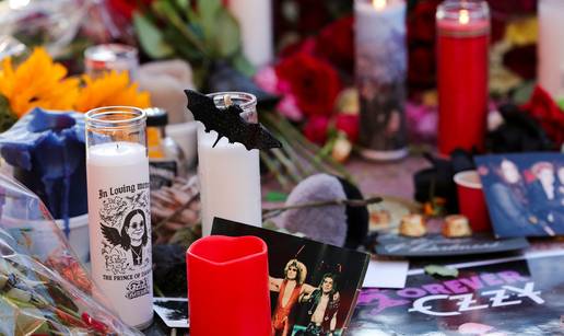 FOTO Obožavatelji se opraštaju od Ozzyja: Ostavljaju svijeće i cvijeće na Stazi slavnih u LA-u