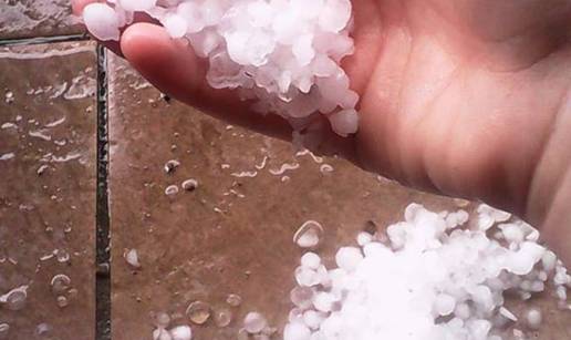 Oluja s tu&ccaron;om u Ivani&cacute; Gradu i Novskoj, u Zelini odnijela krov