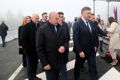 FOTO U Sisku su svečano otvorili novu cestu: Stigli Plenković, Bačić, Butković, svećenik...