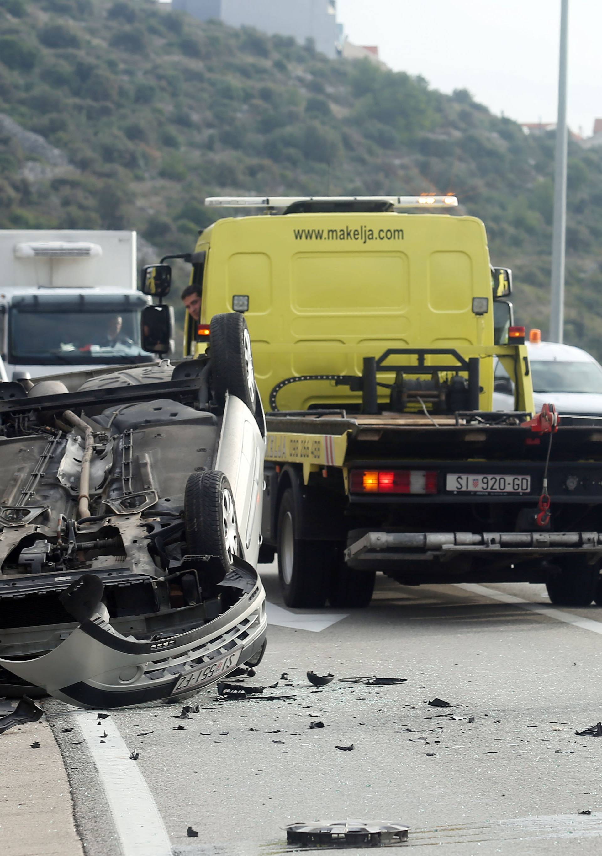 Å ibenik: U prometnoj nesreÄi jedno vozilo zavrÅ¡ilo na krovu