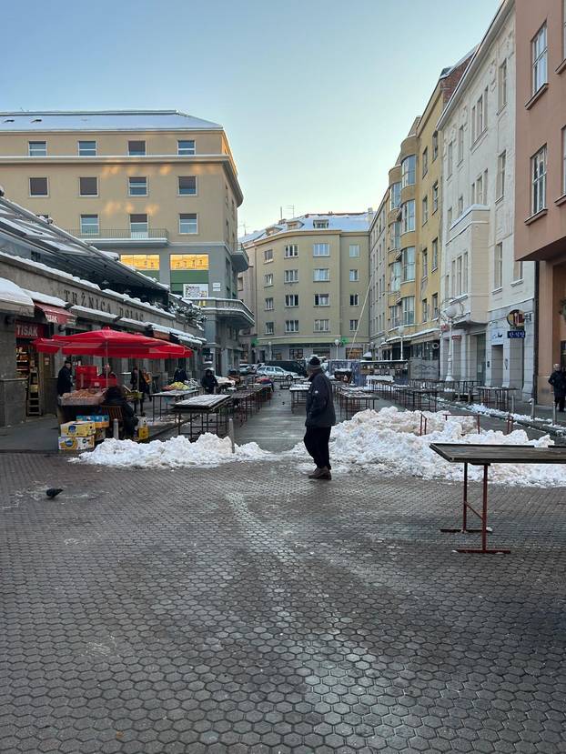 FOTO Hladno jutro u metropoli: Zubato sunce na -14 °C, radnici čiste snijeg, tek par prodavača..