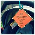 Majka na dječja kolica stavila znak 'Ne dirajte moju bebu...'