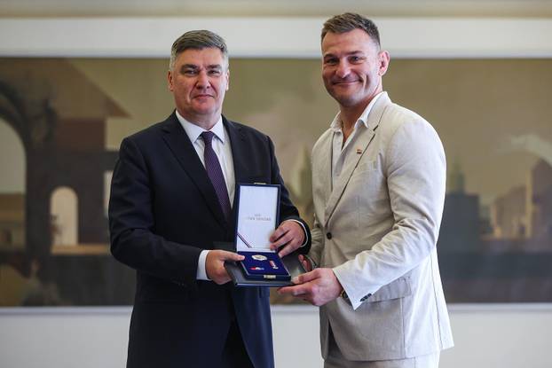 Zagreb: Predsjednik Zoran Milanović uručio je odlikovanje Stipi Miočiću