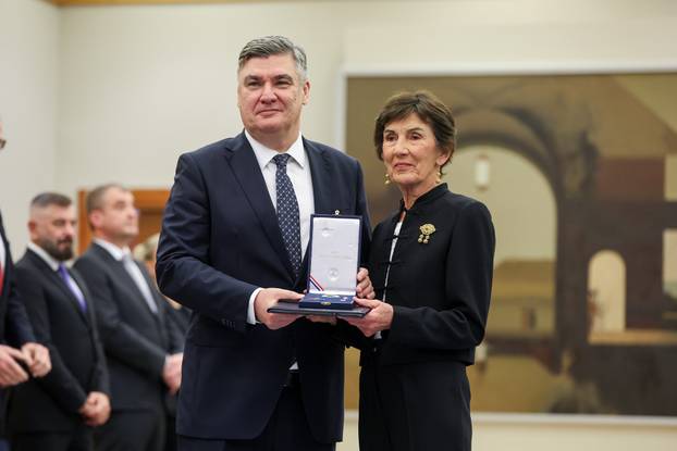 Zagreb: Zoran Milanović uručio odlikovanja i priznanja zaslužnim pojedincima i organizacijama iz područja kulture, znanosti, sporta i gospodarstva