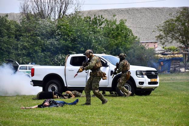 FOTO Pogledajte vježbe HV-a i policije u Okučanima: Borbe, eksplozija i skok padobranom!