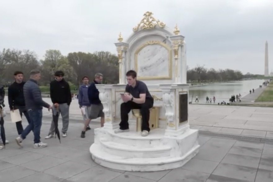 &bdquo;Prijestolje dostojno kralja&ldquo;: Monumentalna skulptura toaleta pojavljuje se u Washingtonu D.C.