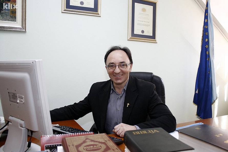 Don Anto diže utege i svoja odličja prodaje da spasi djecu