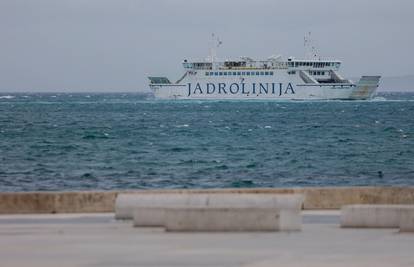 Jako jugo stvara probleme u Dalmaciji: Zatvorene su ceste, ne plove trajekti i katamarani