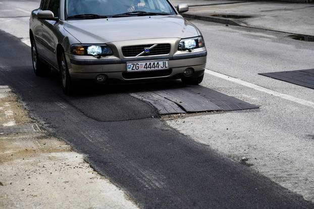 Zagreb: OÅ¡teÄeni uspornici u ulici Dragutina Golika  sanirani su asfaltom