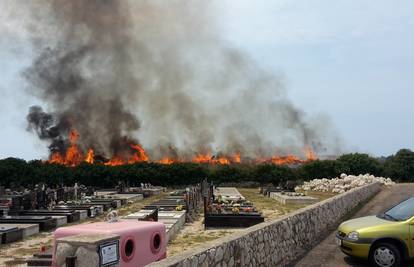 Vir: Gori smetlište uz groblje, vatrogasci su lokalizirali požar