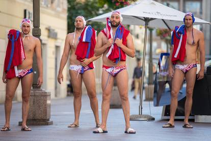 Vaterpolski reprezentativci u kupaćim gaćicama prošetali centrom grada