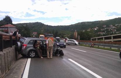 Na autocesti se zaletio u ogradu i odbio u drugi auto