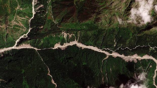 Satellite images show torrent of rock and ice high in Nepalese mountain valley after Nepal-China disaster