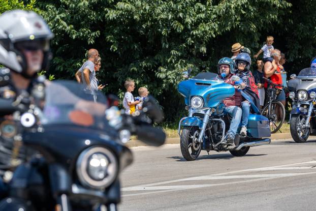 Nekoliko tisuća vlasnika Harley Davidsona prolazi kroz Pulu u defileu