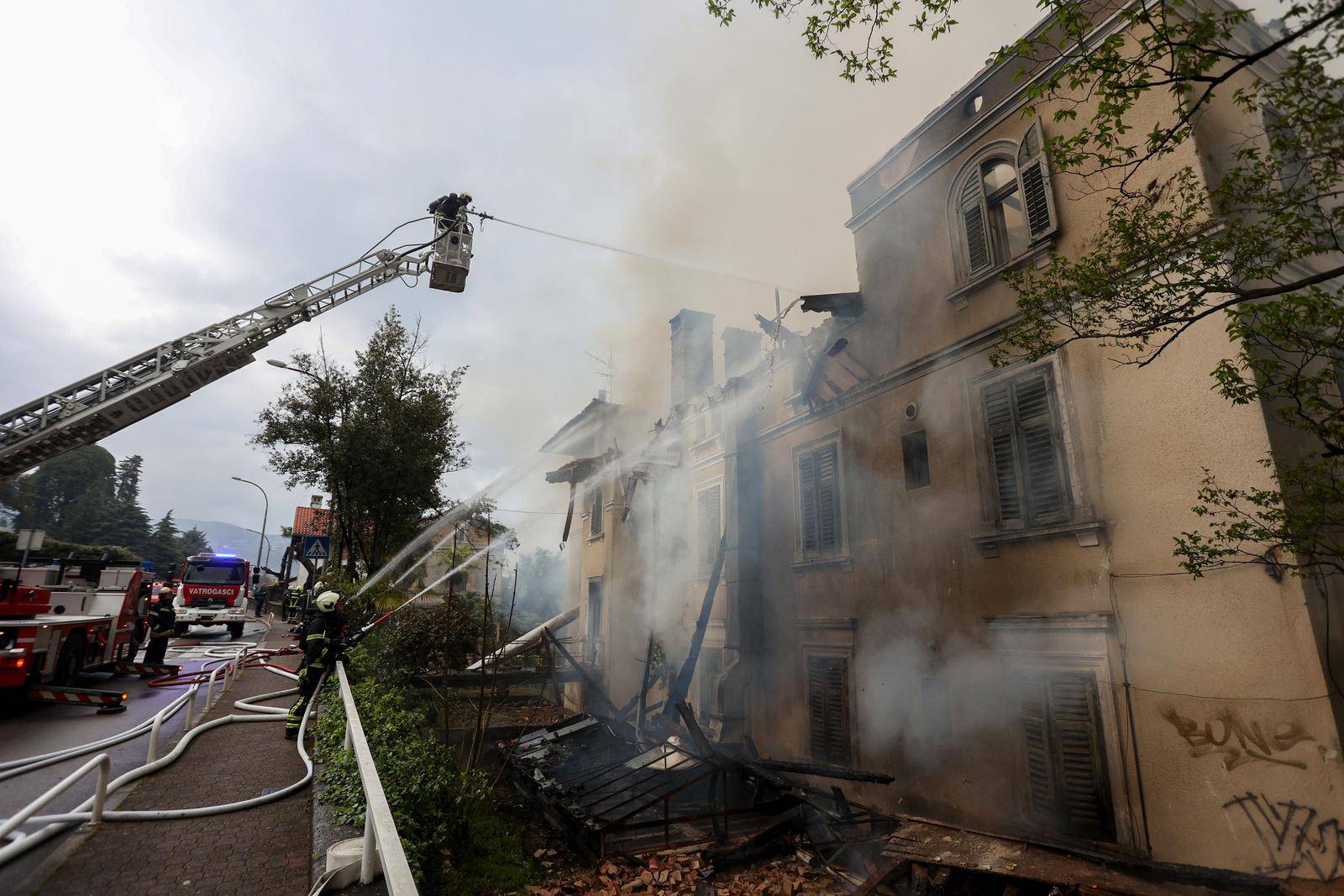 Požar hotela Miramar u centru Lovrana