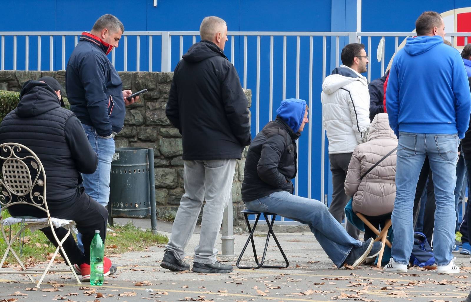 Gužva na Maksimiru prije puštanja u prodaju ulaznica za utakmicu Lige prvaka između Dinama i Sahtara