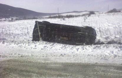 Izbjegavao prikolicu kamiona i sletio s ceste