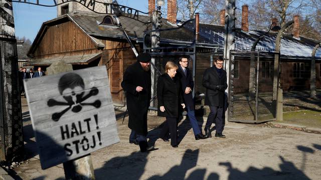 Video: Merkel se u Auschwitzu jako tresla i gubila ravnotežu