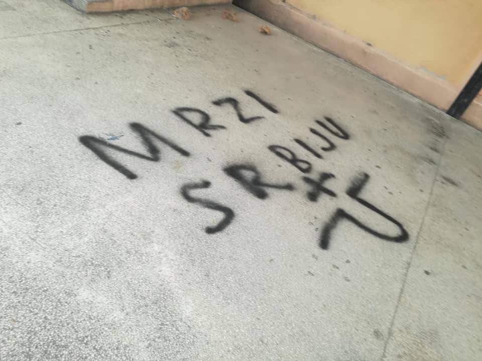 Vandali išarali splitsku školu: Osvanuli grafiti "Mrzi Srbiju"