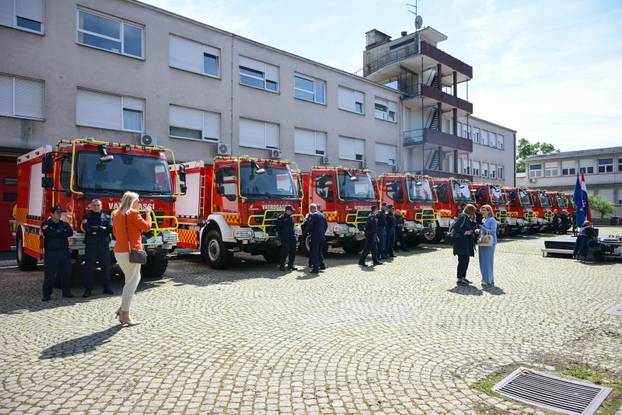 Zagreb: Svečana primopredaja vatrogasnih vozila