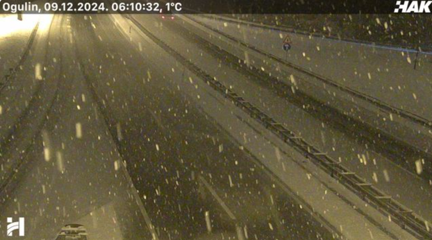 FOTO Pogledajte kako izgledaju ceste kroz Liku!  Pada snijeg, za kamione zatvoreno prema Rijeci