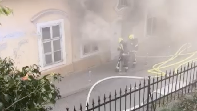 VIDEO Buknuo požar na kući u Zagrebu: Spasili stariju ženu