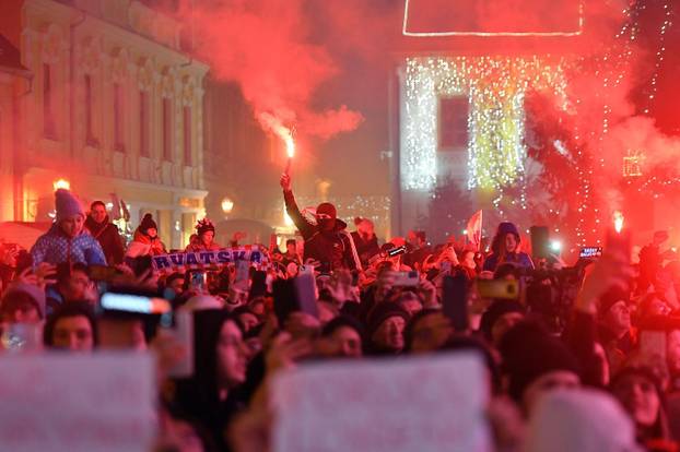Varaždin: Navijači pjesmom i bakljadom na Kapucinskom trgu dočekali Zlatka Dalića