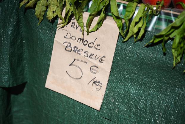 Zagreb: Ponuda voća na tržnici Dolac