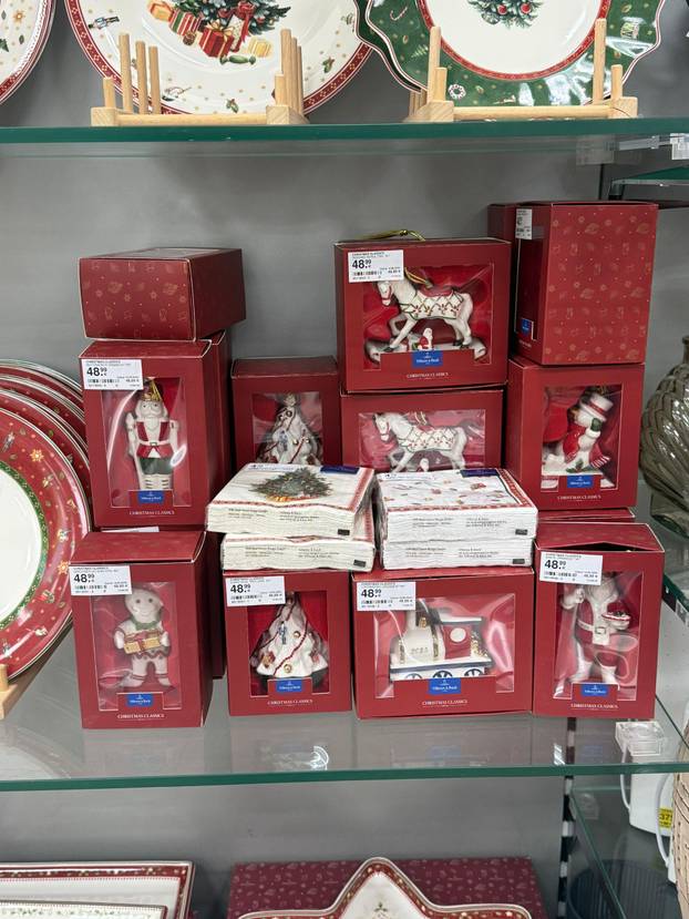 FOTO Trgovci su izvukli božićne ukrase! Pogledajte što se nudi, snježne kugle idu i za 74 eura...