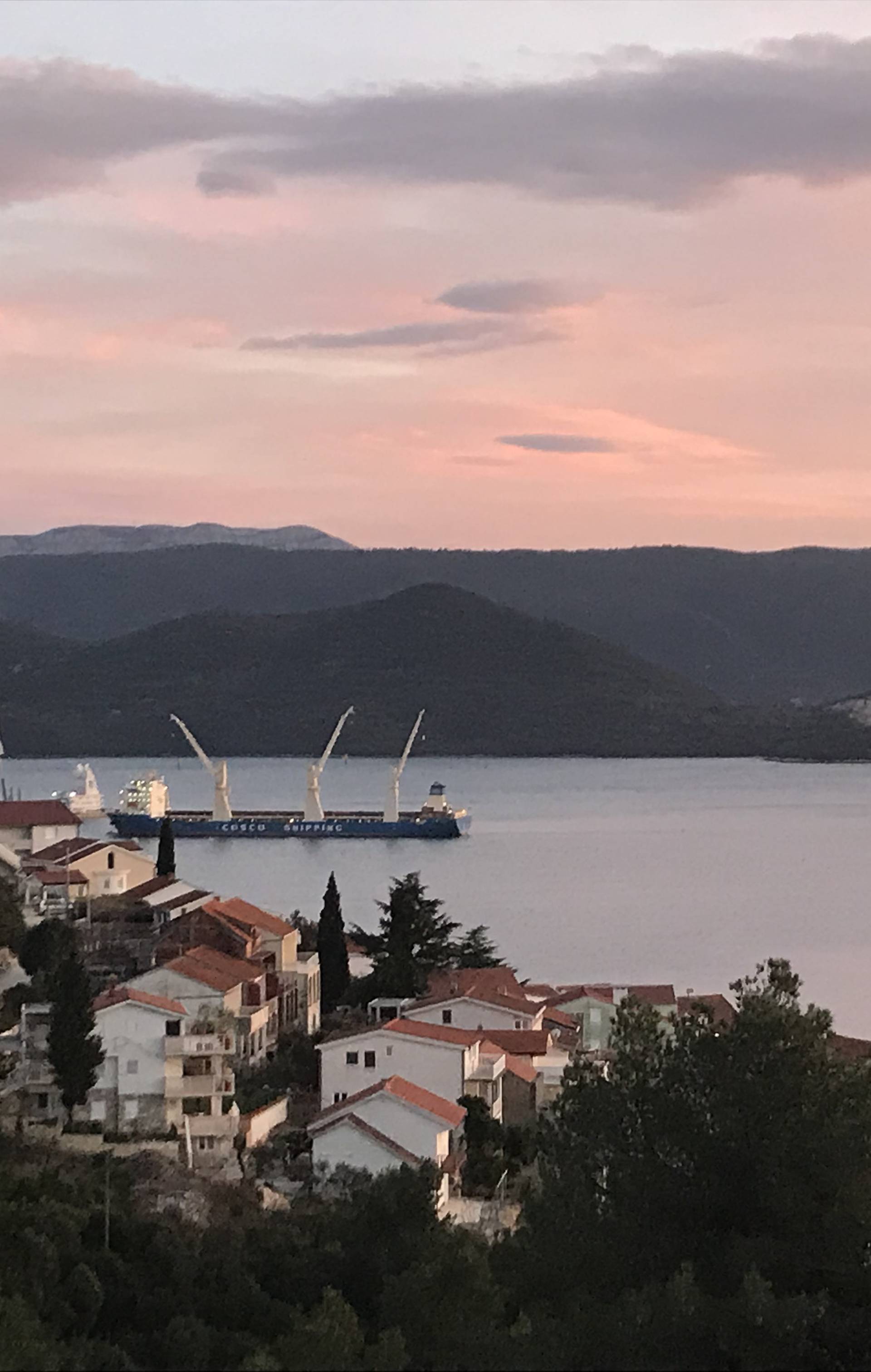 Kinezi se udomaćili u Komarni, s mještanima igraju i košarku