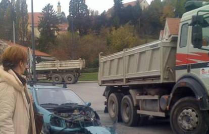 Vozačica je Renault Cliom naletjela na teretni kamion