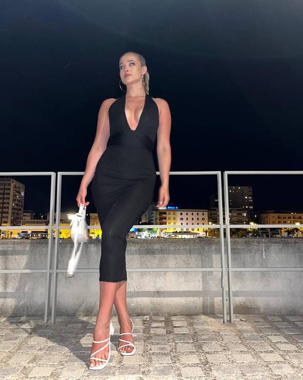 FOTO Prava bomba iz teretane: Naša fitness instruktorica blista u uskim outfitima za trening