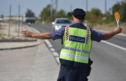 Mladić (20) skrivio nesreću kod Zeline: Iščupao rukohvat s auta pa njime nasrnuo na policajce