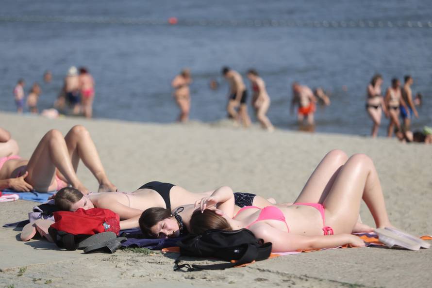 Osijek: Velika temperature je natjerala građane da potraže rashlađenje na Dravi