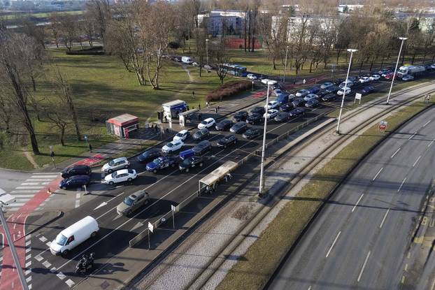 Zagreb: Pogled iz zraka na prometne gužve na prilaznim cestama Jadranskom mostu