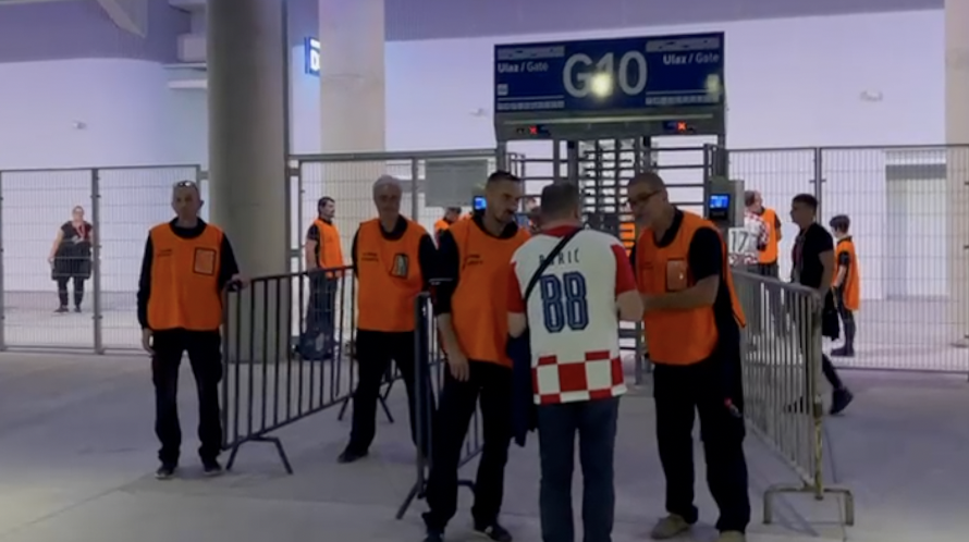 Indira zagrijala navijače prije utakmice! Rigorozne kontrole i pretresi na ulazu na stadion