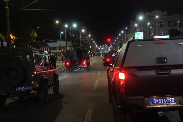 Beograd: Žandarmerija je uništila blokadu kod Strojarskog fakulteta i krenula prema Pravnom