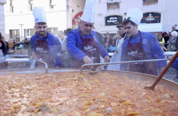 U Splitu građanima podijeljeno pet tisuća porcija bakalara i fritula
