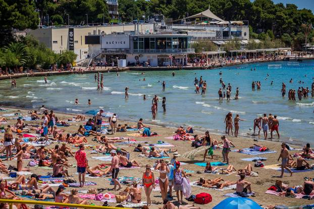 Split: Kupači na plaži Bačvice