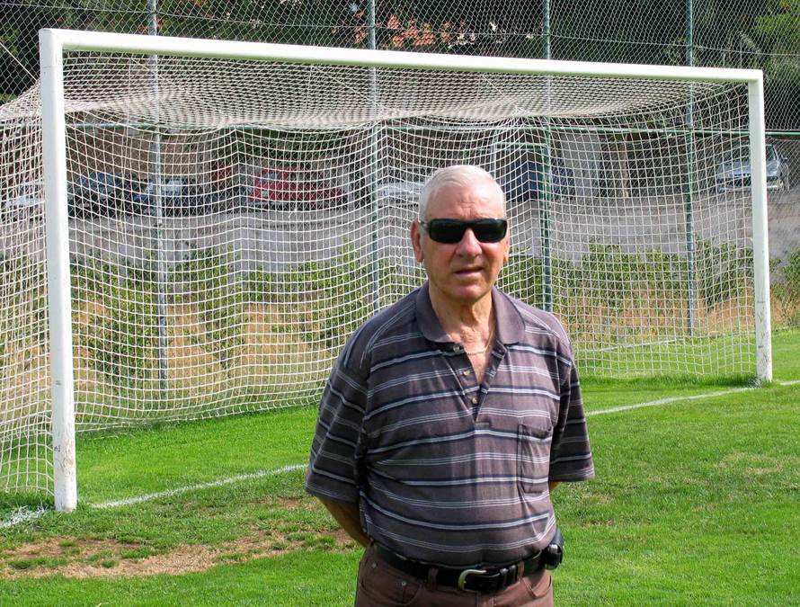 Pjevao je Kirku Douglasu i ekipi Hajduka, utemeljio nogomet u Postirama. Umro je barba Lovre