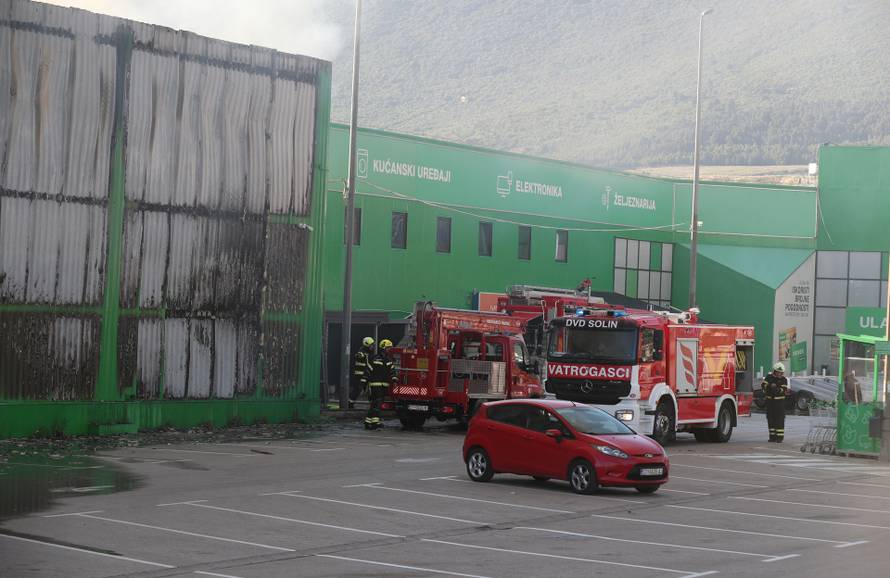 Crni dim nad Kaštelima: Buknuo veliki požar u skladištu Pevexa