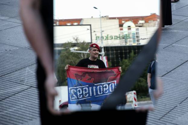 Beograd: Povodom 30. godišnjice genocida u Srebrenici, Žene u crnom organizirale su stajanje u crnini i šutnju na Trgu Republike