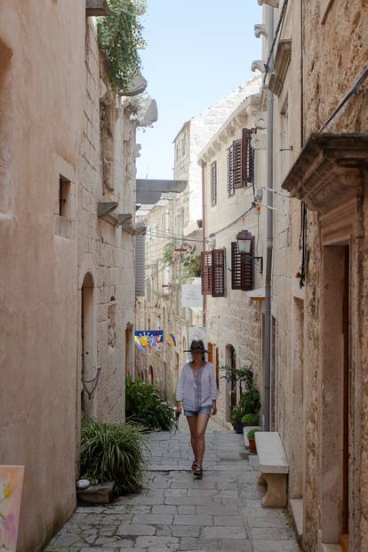 Grad Korčula pravi je mali biser i za razgledavanje i za kupanje