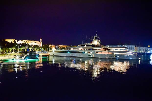 U pulskoj luci privezana je jahta Lady  S koja  tjedno košta 1,5 milijuna eura