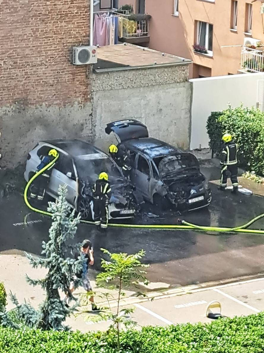 VIDEO Izgorjela dva auta na Kvatriću: 'Čula se eksplozija'
