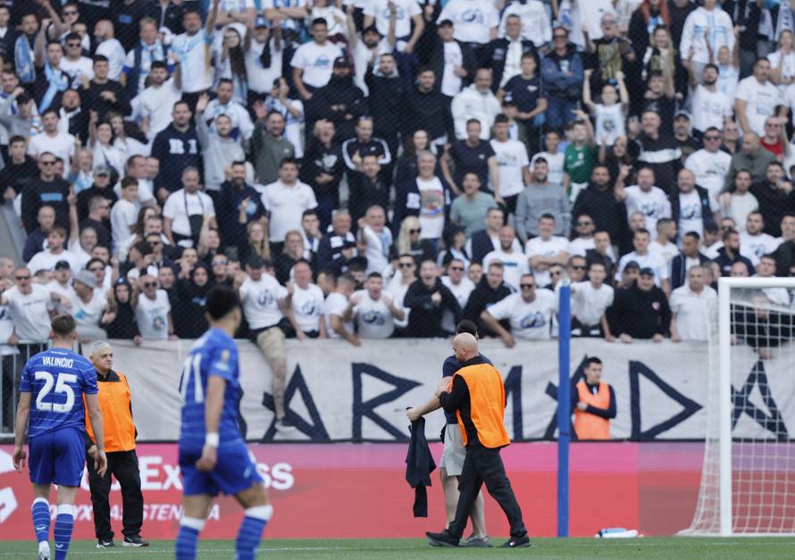 Navijač Dinama utrčao je na teren tijekom finala Hrvatskog nogometnog kupa