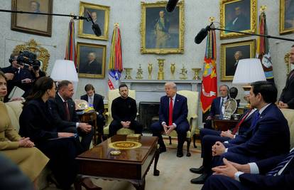 Kolaju razne teorije... Trump je namignuo novinaru? 'Ovo je sve bio izrežirani politički igrokaz'