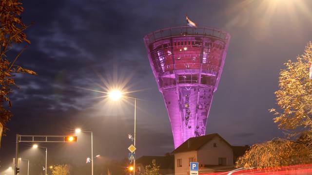 Vukovarski vodotoranj osvijetljen ljubičastim svijetlom povodom Međunarodnog dana svjesnosti o prijevremenom rođenju