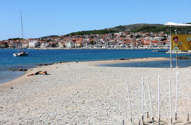 Vodice: Puste i prazne plaže ispred hotela Imperial i Hotel Olympia Sky
